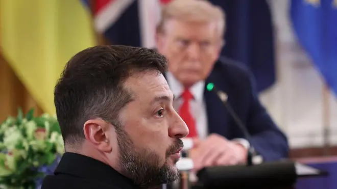 Зеленский, на заднем плане Трамп